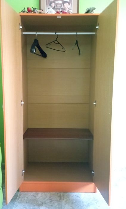 Armário laranja para quarto