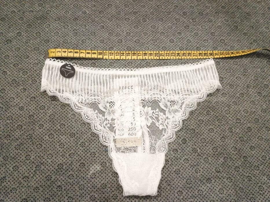 Biała bielizna, stringi
