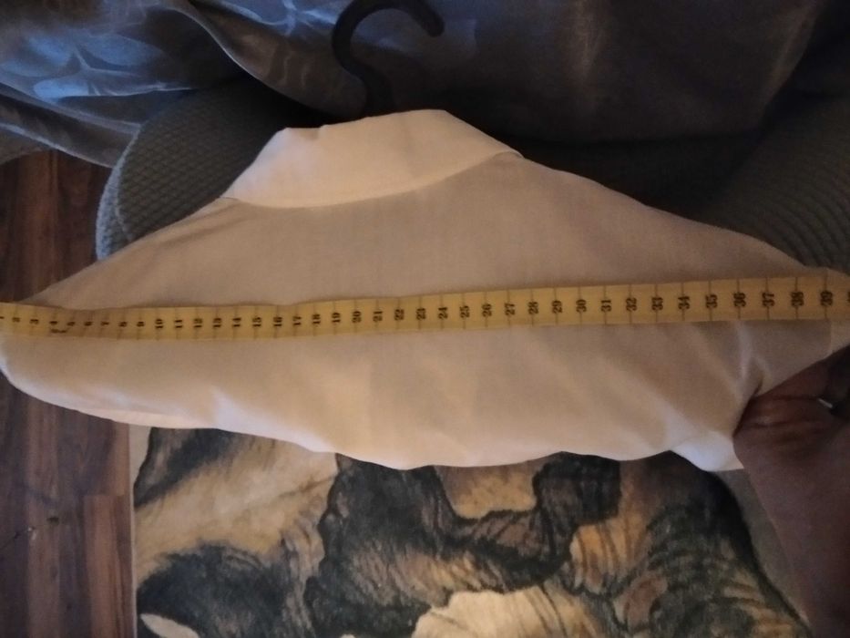 Blusa branca com botões forrados e manga comprida