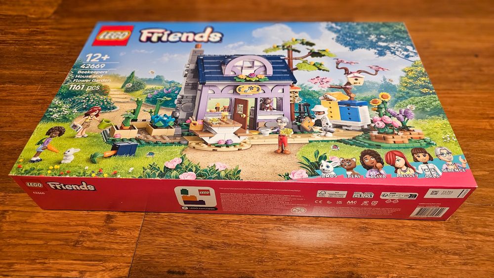 Lego Friends 42669, Dom pszczelarzy i kwiatowy ogród