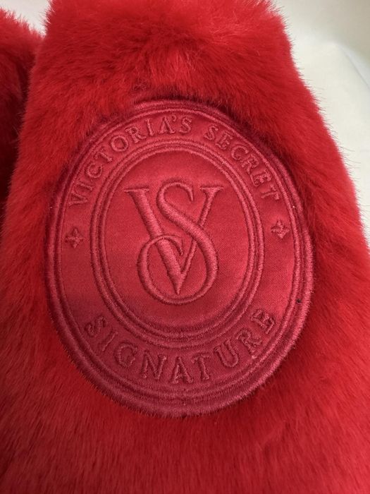Червоні хутряні капці Victoria's Secret Signature