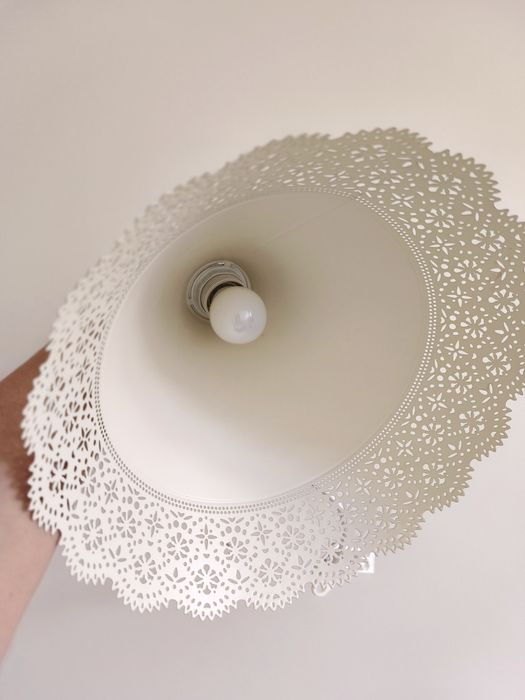 Dwa jasne żyrandole, lampy wiszące