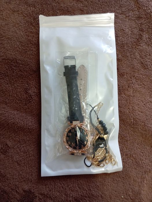 Новий кварцовий жіночий годинник зі стразами блискучими.