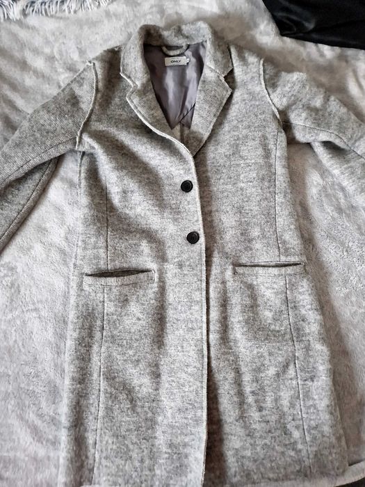 Płaszcz szary czarne guziki