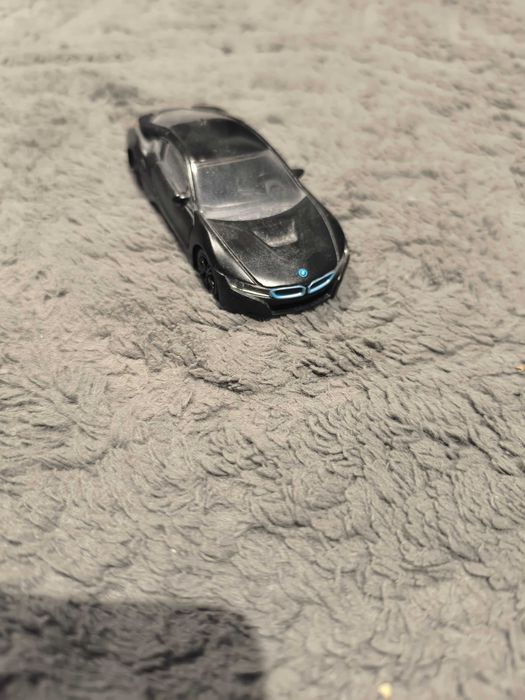 Zabawkowy samochodzik BMW i8