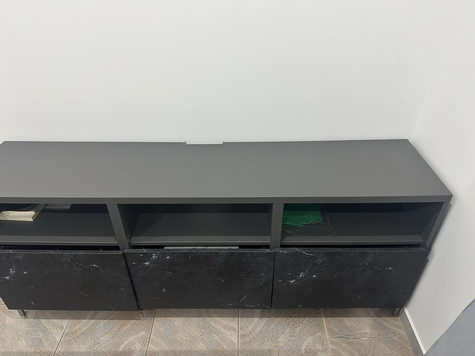 Móvel TV com portas c/ efeito de mármore preto