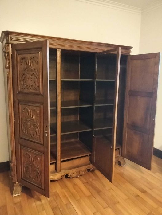 Roupeiro em madeira maciça