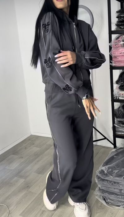 Жіночий костюм розмір M