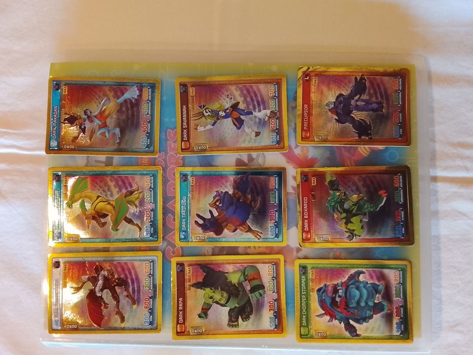 Pack Invizimals, caderneta mais bonecos !!