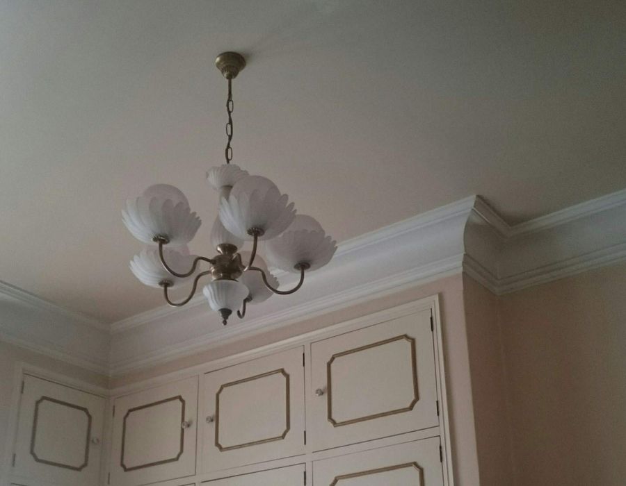 Candeeiro de cinco tulipas em bom estado de conservação.