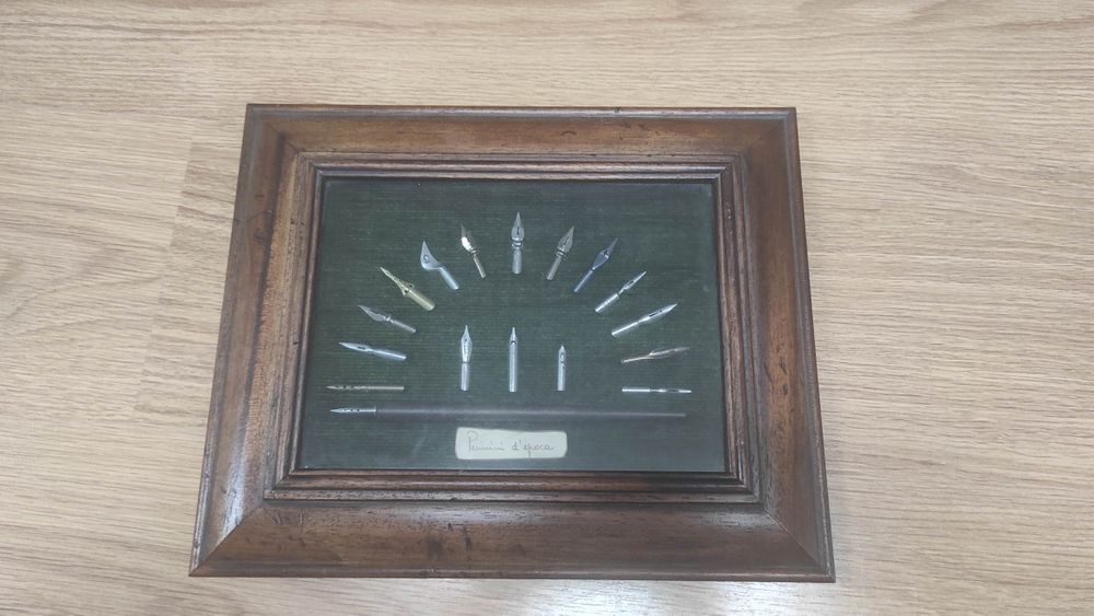 Quadro decorativo caneta antiga e pontas