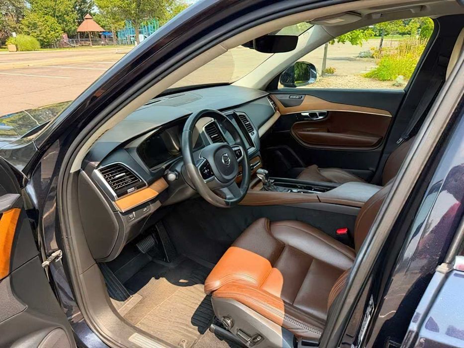 Volvo XC90      2019