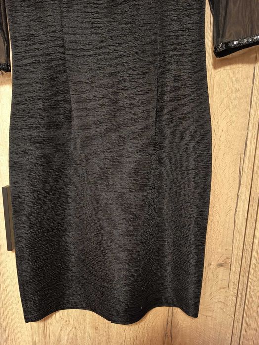 Elegancka czarna sukienka z połyskującej dzianiny / roz. 38