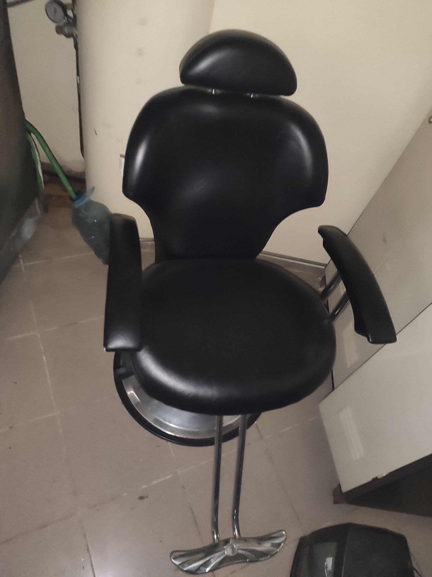 Cadeira De Barbeiro Usada - Móveis, Casa e Jardim - OLX Portugal