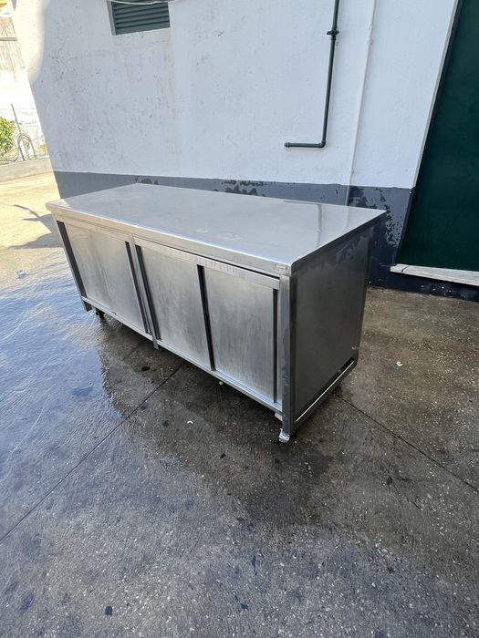 Armario de inox com rodinhas