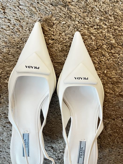 Туфлі, босоніжки Prada