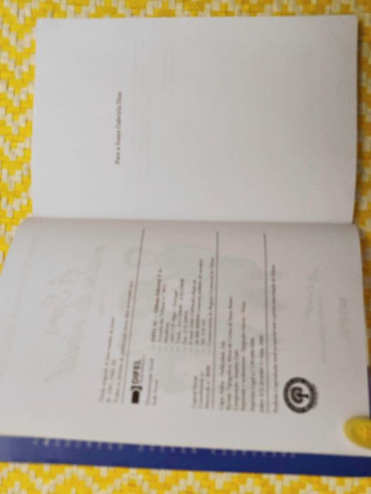 A SARA MUDOU DE VISUAL
de Maria Teresa Maia Gonzalez