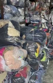 Одяг на вагу мішками та пакетом в необмеженій кількість