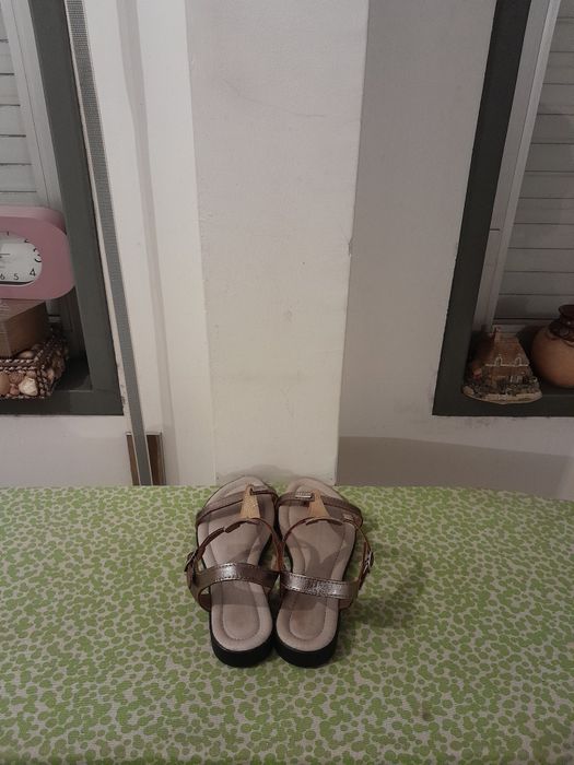 Vendo Sandálias de Senhora LAGES muito bonitas como novas