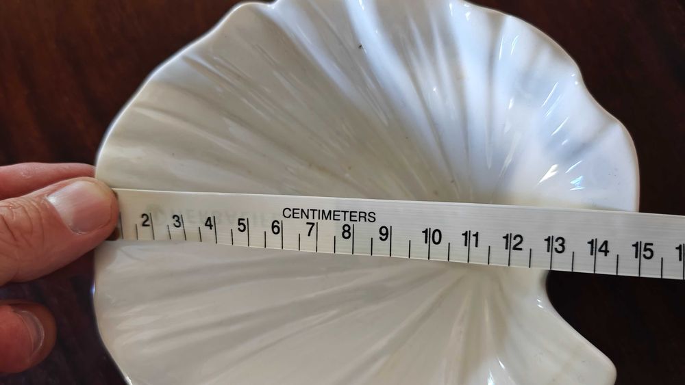 Travessa decorativa em cerâmica branca – formato concha
