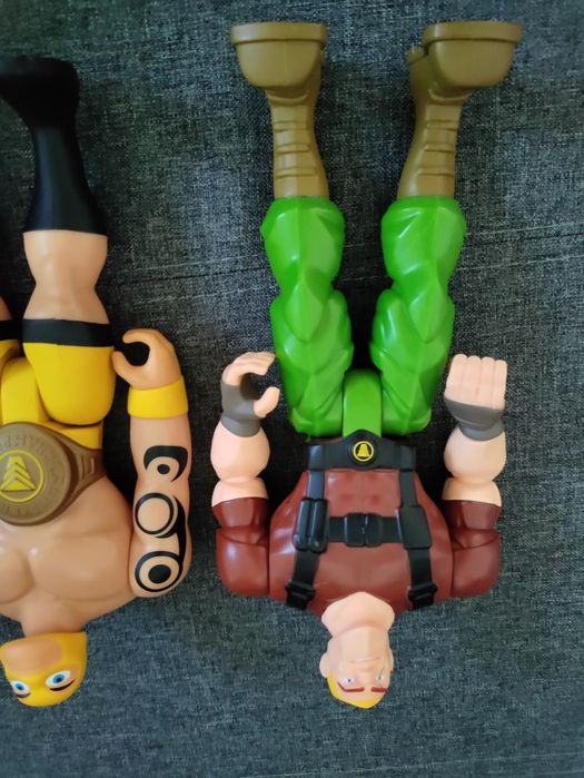 Relógio madeira bom estado e bonecos