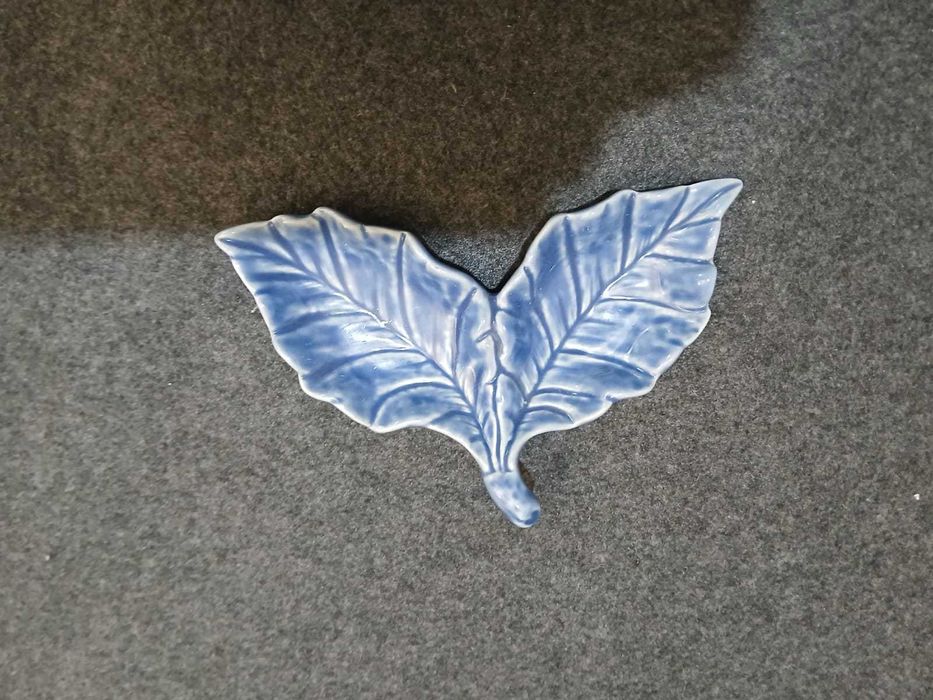 A Arte de Serviço de mesa com Relevo - BORDALLO PINHEIRO