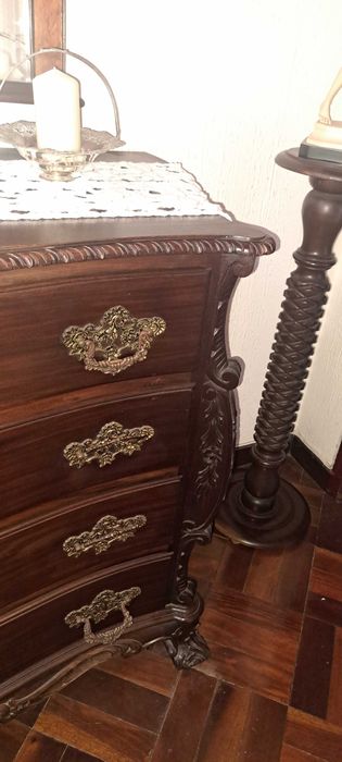 Cómoda em madeira maciça