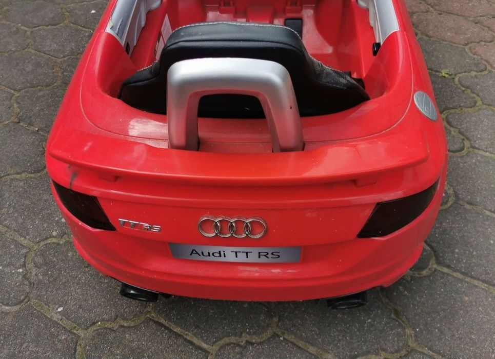 Samochód Audi i skuter Vespa na akumulator