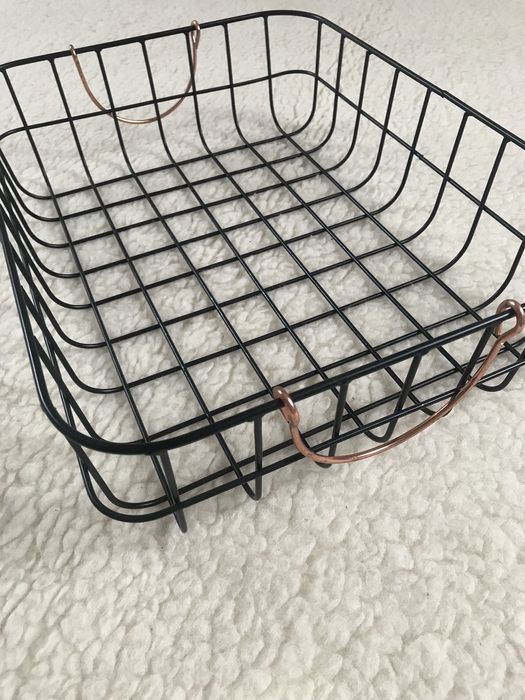 Czarna metalowa skrzynka w kratkę, kosz dekoracyjny