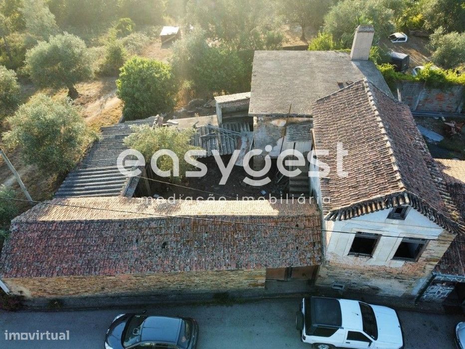 Moradia para recuperar com pátio e quintal localizada em Mouronho