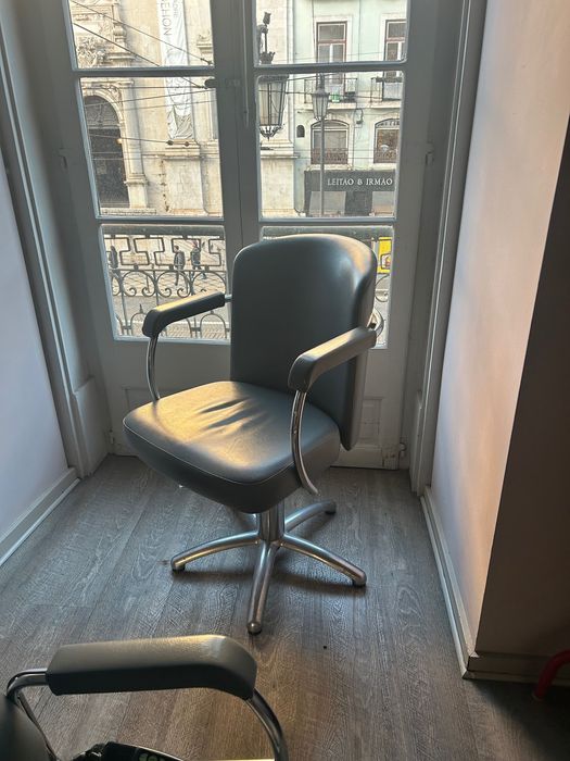 Cadeiras e rampas de lavagem de cabeleireiro.