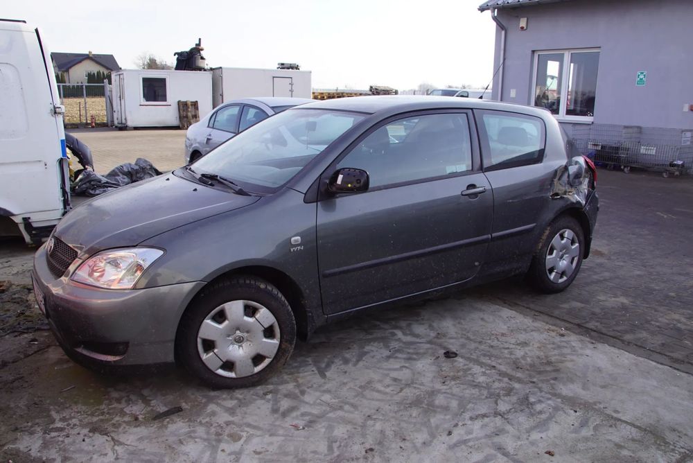Auto na części - Toyota Corolla E12 1.4 VVT-i 97 KM 4ZZ-FE MTM 1C3 2002R Silnik Skrzynia Drzwi Maska Klapa Zderzak Błotnik Szyba Klamka Lampa Lusterko Deska Kokpit Sterownik Moduł Czujnik Licznik Panel Kierownica