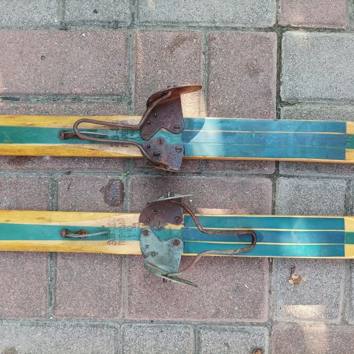 лижі дерев'яні з кріпленням під взуття