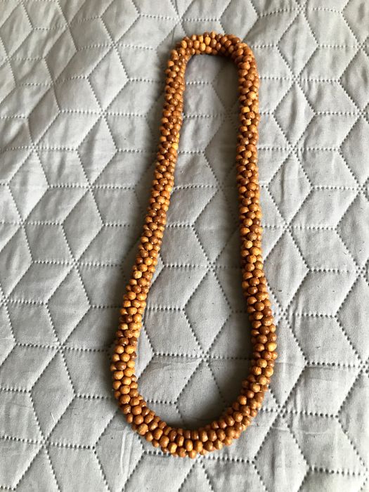 Naszyjniki z drewnianych elementów