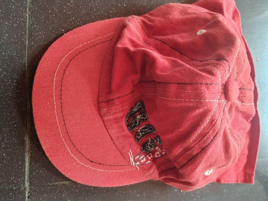 Boné de bebé com aba