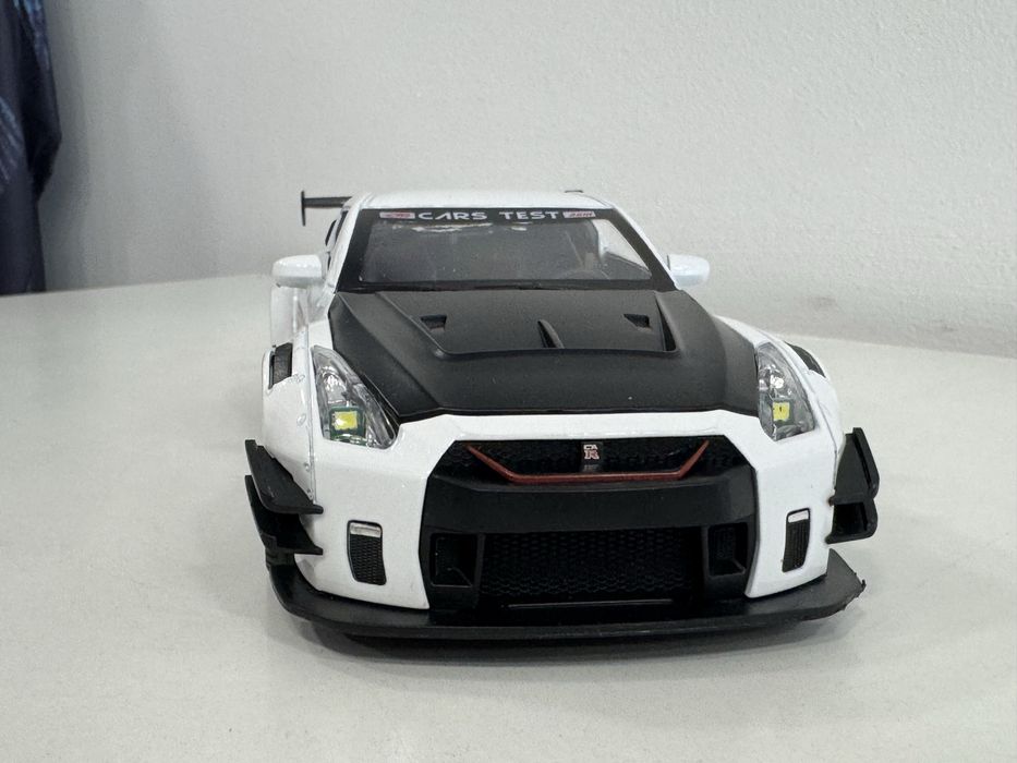 GTR tamanho 1:24. Acende luzes. Lindissimo