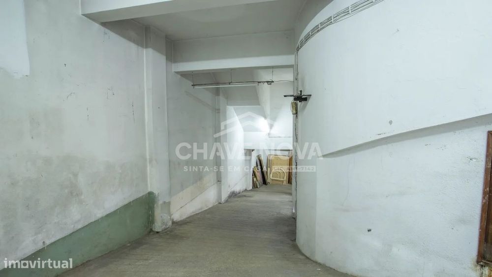 Garagem / Armazém Independente com 256m² na Avenida da República