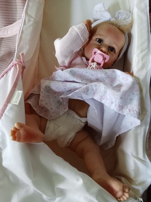 Boneca bebe reborn com alcofa