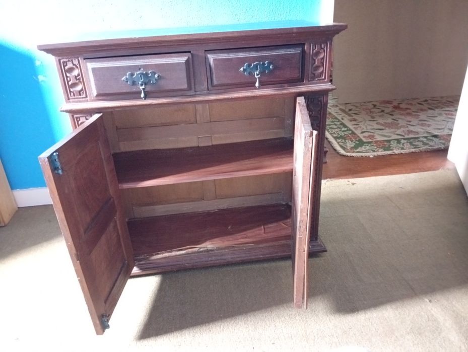 Armário em madeira com duas gavetas e duas prateleiras