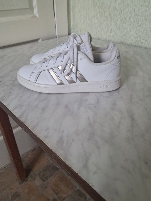 Женские оригинальные кроссовки Adidas в идеальном состоянии