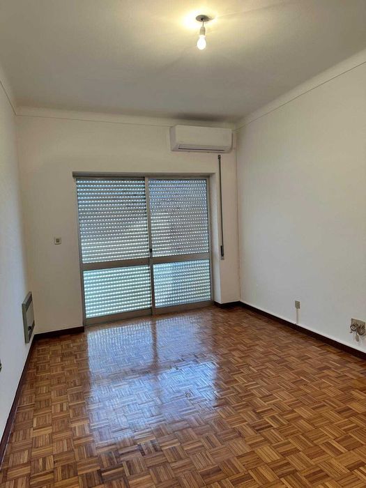 Apartamento T4, no centro de Seia