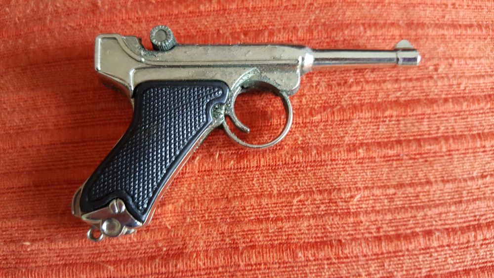 Pequena Pistola de fulminantes e Isqueiro