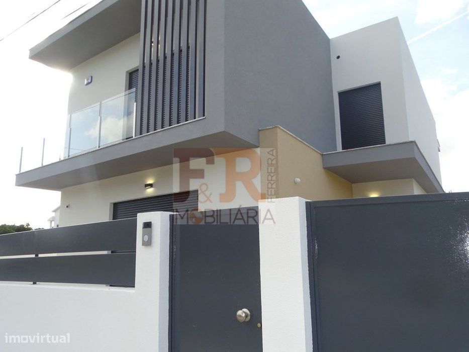 Moradia isoladaT4 com Garagem e Piscina. Fernão Ferro