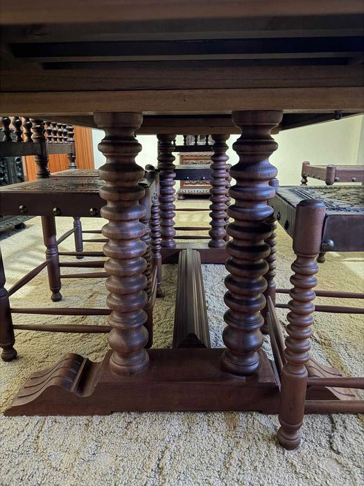 Mesa em Madeira Maciça + 6 Cadeiras