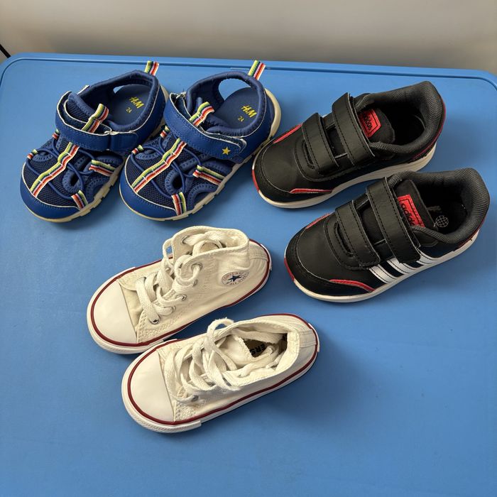 Кросівки adidas 24, сіндалі H&M 22, кеди converse 23