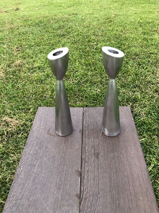 Castiçais, par. Liga e estanho com 2,7kg e 24cm