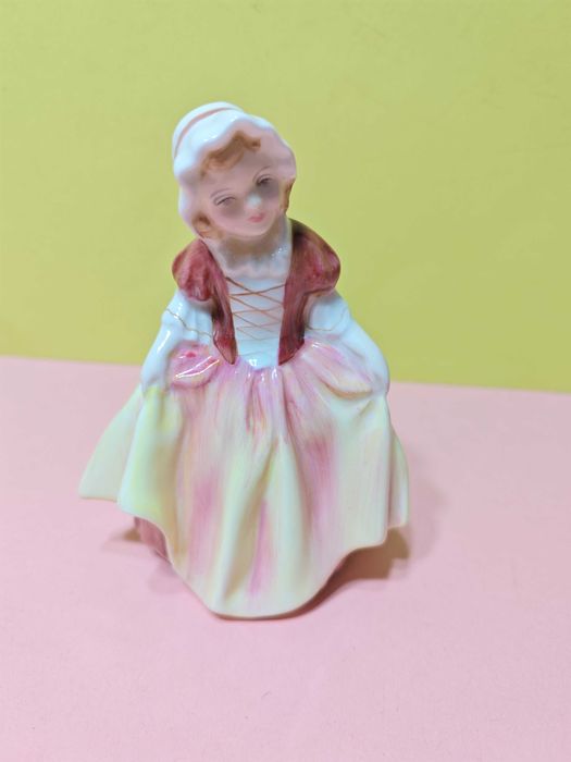 Figurka porcelanowa "DINKY DOO" Royal Doulton HN 2120