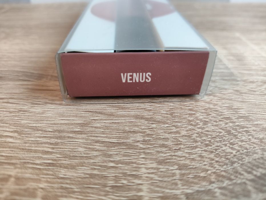 Huda Beauty Venus Pomadka