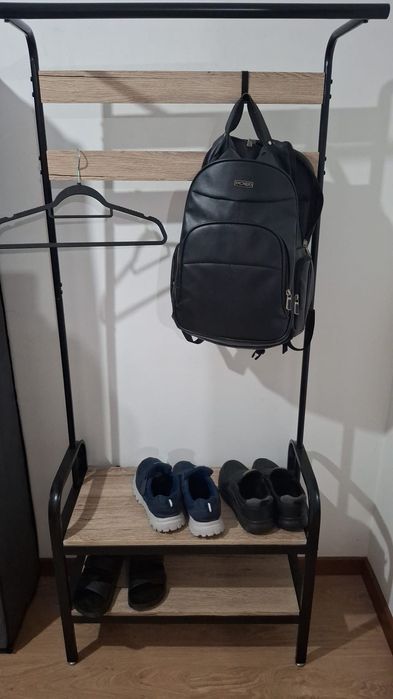 Móvel para casacos, bolsas e sapatos.