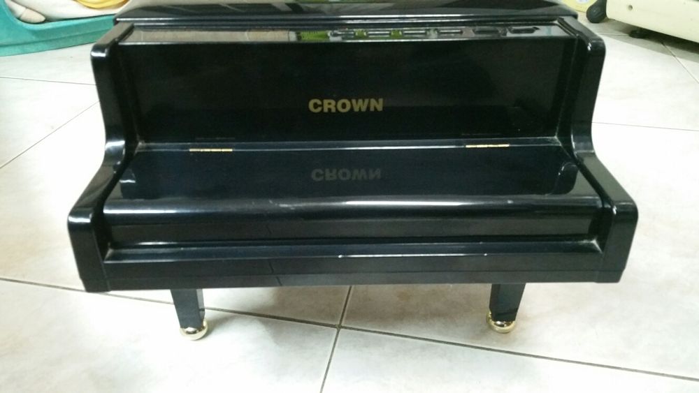 Piano Crown antigo